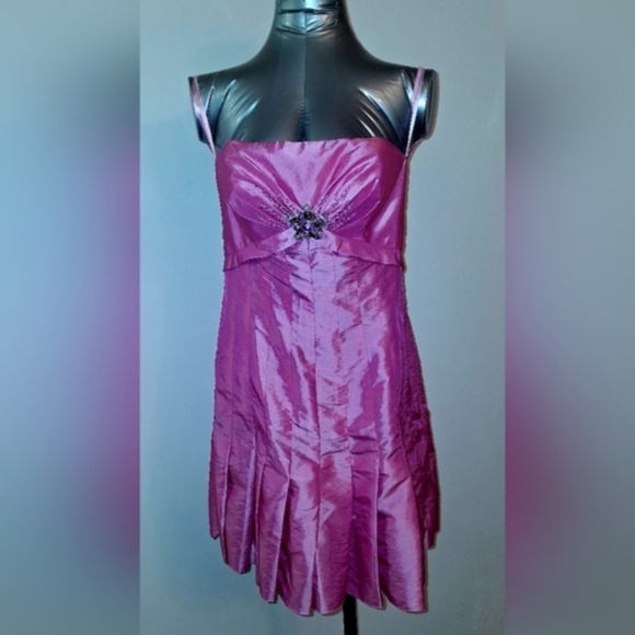 Barbiecore Vintage Chic Fuchsia Mini Dress with Embellished Detail - Picture 2 of 7